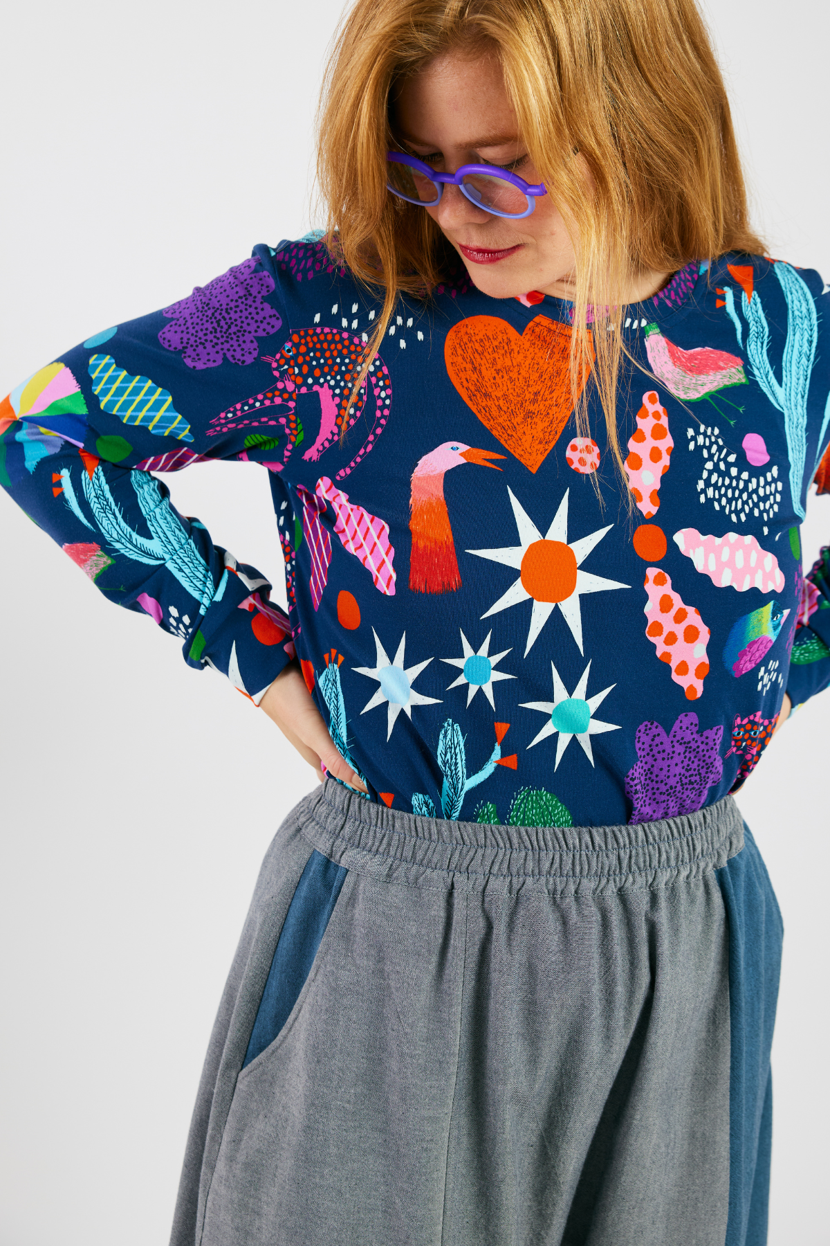 close up of waist band and contrasting blue pocket on bamboo/cotton barrel-leg pants.